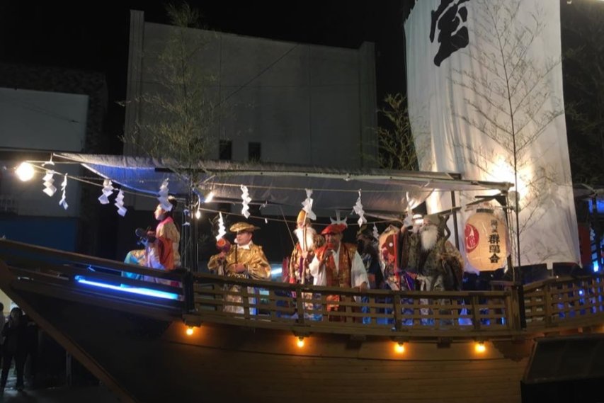 รถแห่รูปเรือและผู้ร่วมงานหน้าสถานีมิยาโกะในเทศกาลฤดูใบไม้ร่วง