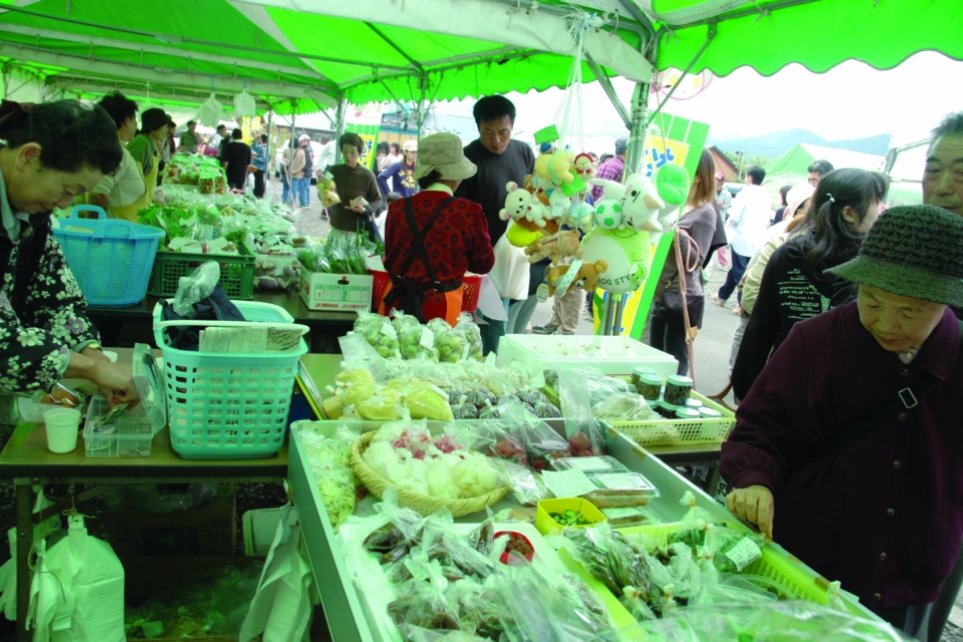 บรรยากาศร้านค้าอาหารทะเลและของพื้นเมืองในเทศกาลซันโซกุที่ลานสวนซากุระ เมืองฮาจิมันไต