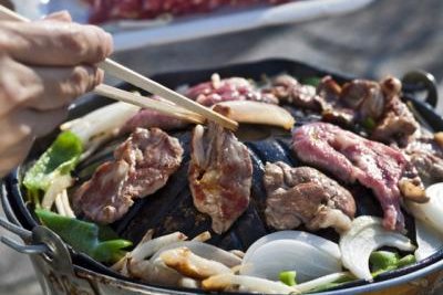 เนื้อแกะย่างบนเตาจิงกิสุคันที่ร้านในเมืองโทโนะ