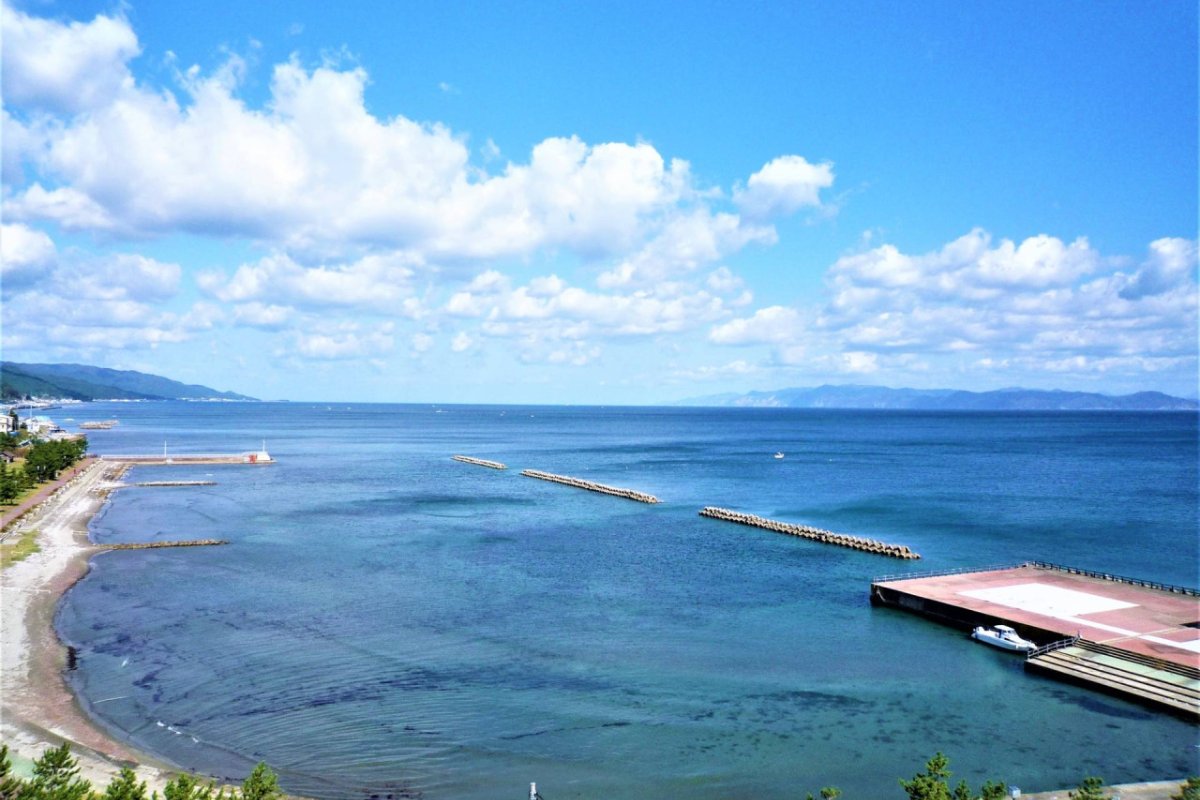 หาดเล่นน้ำและสนามหญ้าที่หาดคันรันซัง เมืองโซโตงาฮามะ ฤดูร้อน