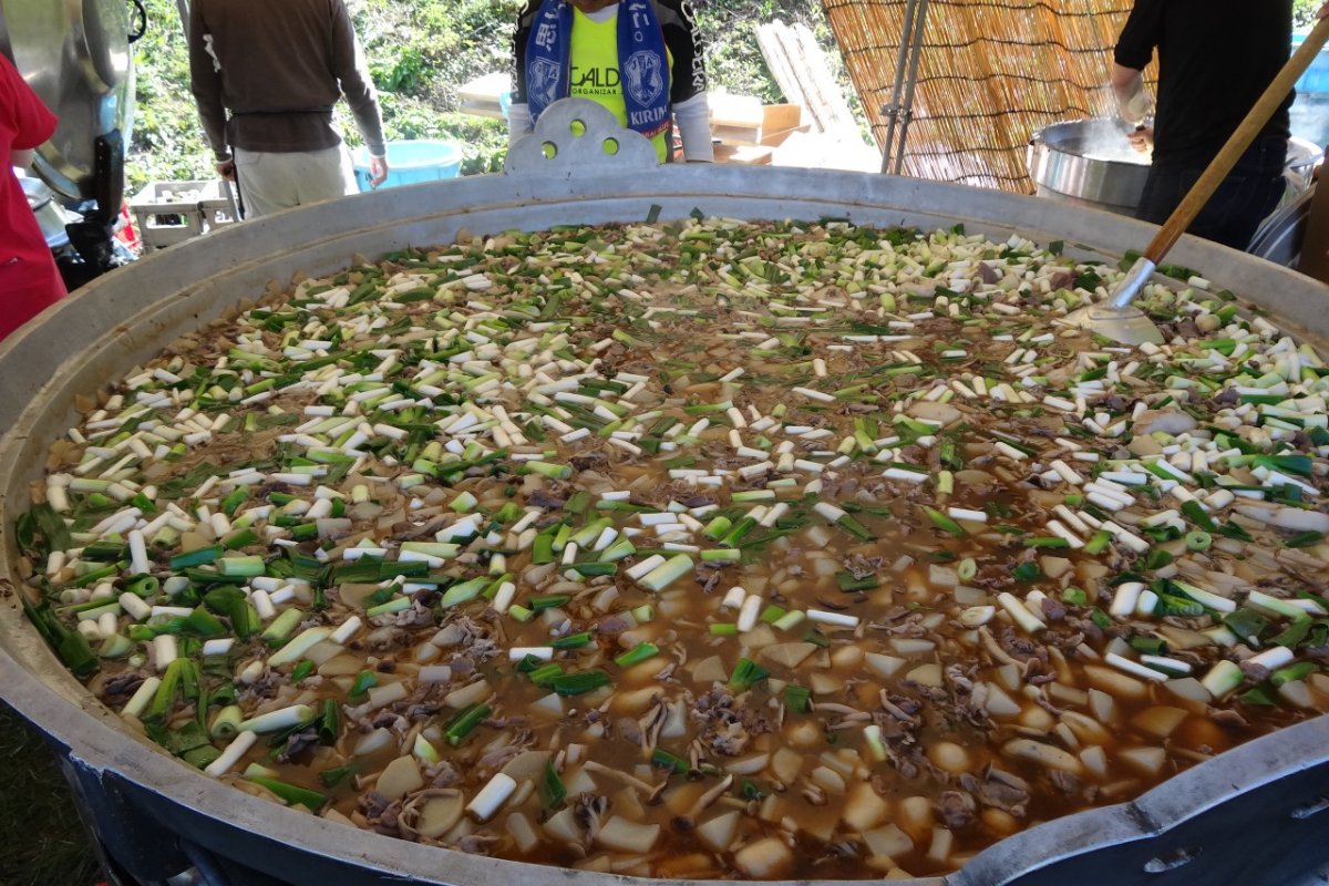 ผู้คนต่อแถวซื้ออิโมนิหน้าศาลากลางเมืองนากาอิในงานอิโมนิ 1,000 คน จังหวัดยามากาตะ