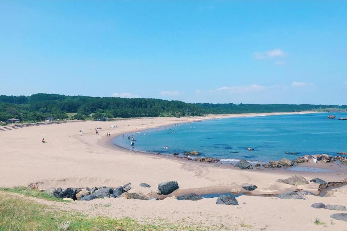 หาดชิราฮามะ เมืองฮาจิโนเฮะ ในฤดูร้อน มีร่มและผู้คนเล่นน้ำ