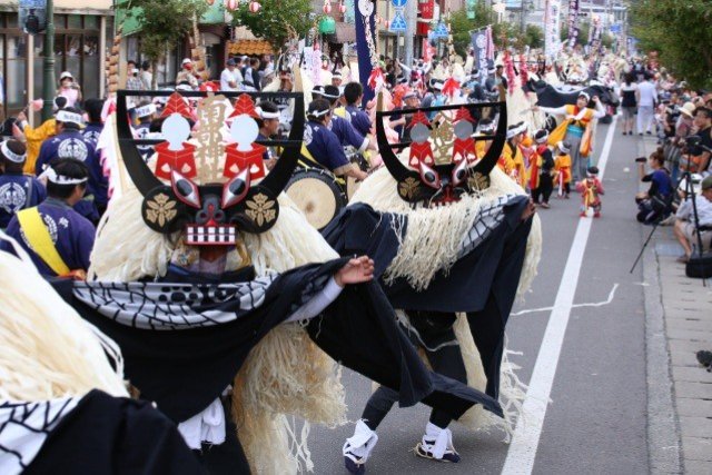 ระบำสิงโตชิชิโอโดริหมู่ใหญ่บนถนนหน้าสถานีโทโนะในเทศกาลโทโนะ