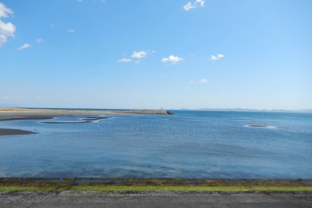 เขื่อนกันคลื่นยาวและชายหาดทามามัตสึ เมืองโยโมงิตะ ฤดูร้อน