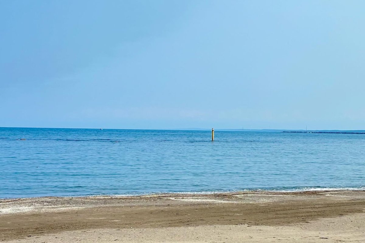 หาดทรายอาจิงาซาวะ ทะเลญี่ปุ่น ผู้คนเล่นน้ำฤดูร้อน