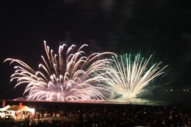 พลุบานเหนือชายหาดนิชิฮามะยามค่ำในงานพลุของเมืองยูซะ