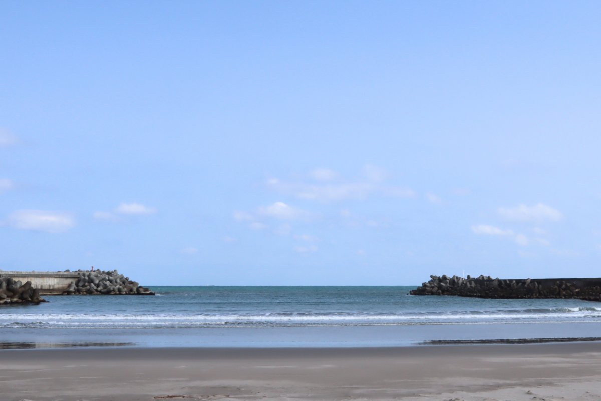 ชายหาดและท้องทะเลที่หาดอิวาซาวะ เมืองนาราฮะ จังหวัดฟุกุชิมะ