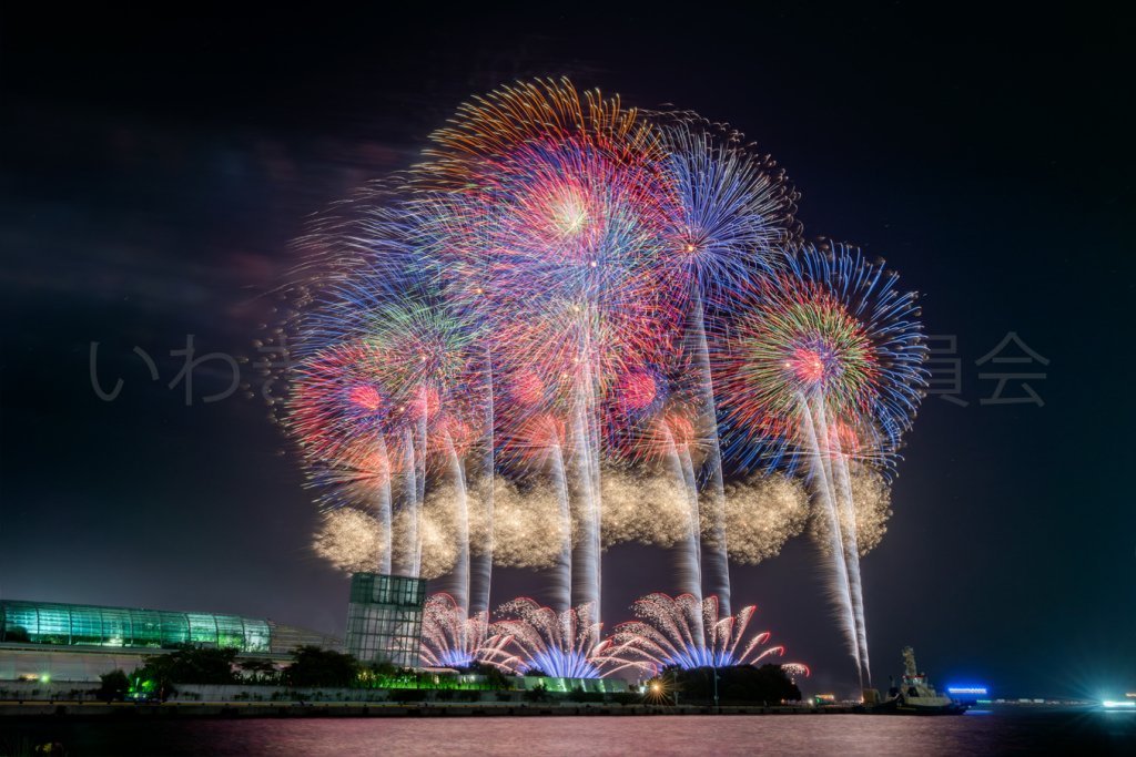 พลุบานเหนือท่าเรือโอนาฮามะ เมืองอิวากิ จังหวัดฟุกุชิมะ ยามค่ำคืน