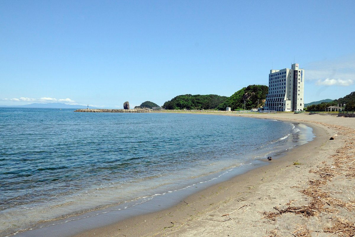 หาดเทียมซันเซตบีชอาซามุชิ มองเห็นเกาะยุโนะชิมะ ฤดูร้อน
