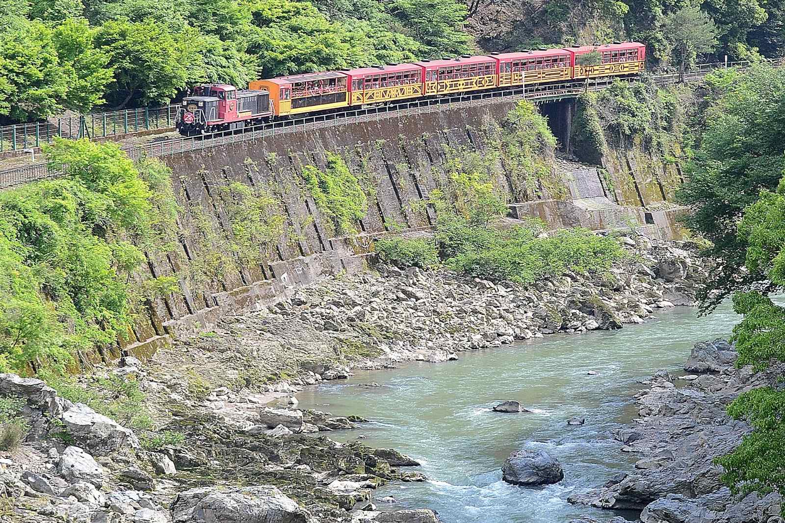 รถไฟโรแมนติกซางาโนะวิ่งเลียบหุบเขาโฮซุ