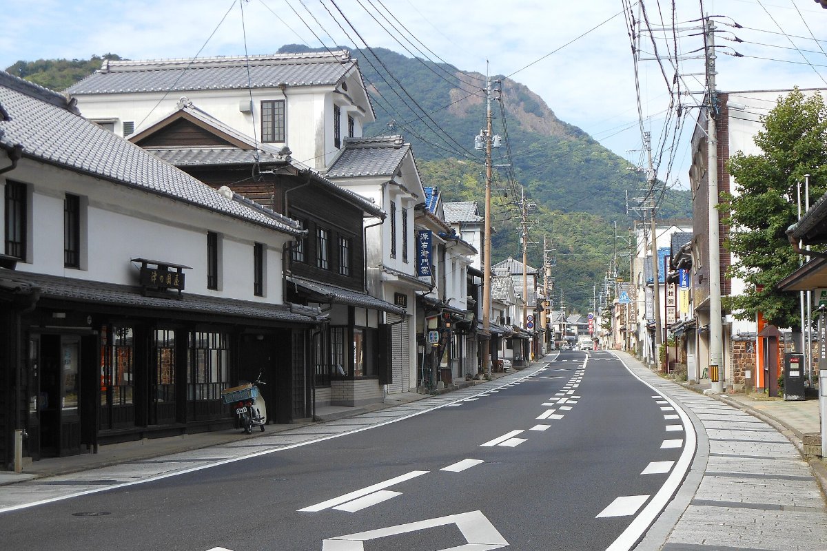 ถนนร้านเครื่องเคลือบในย่านอาริตะอุจิยามะ