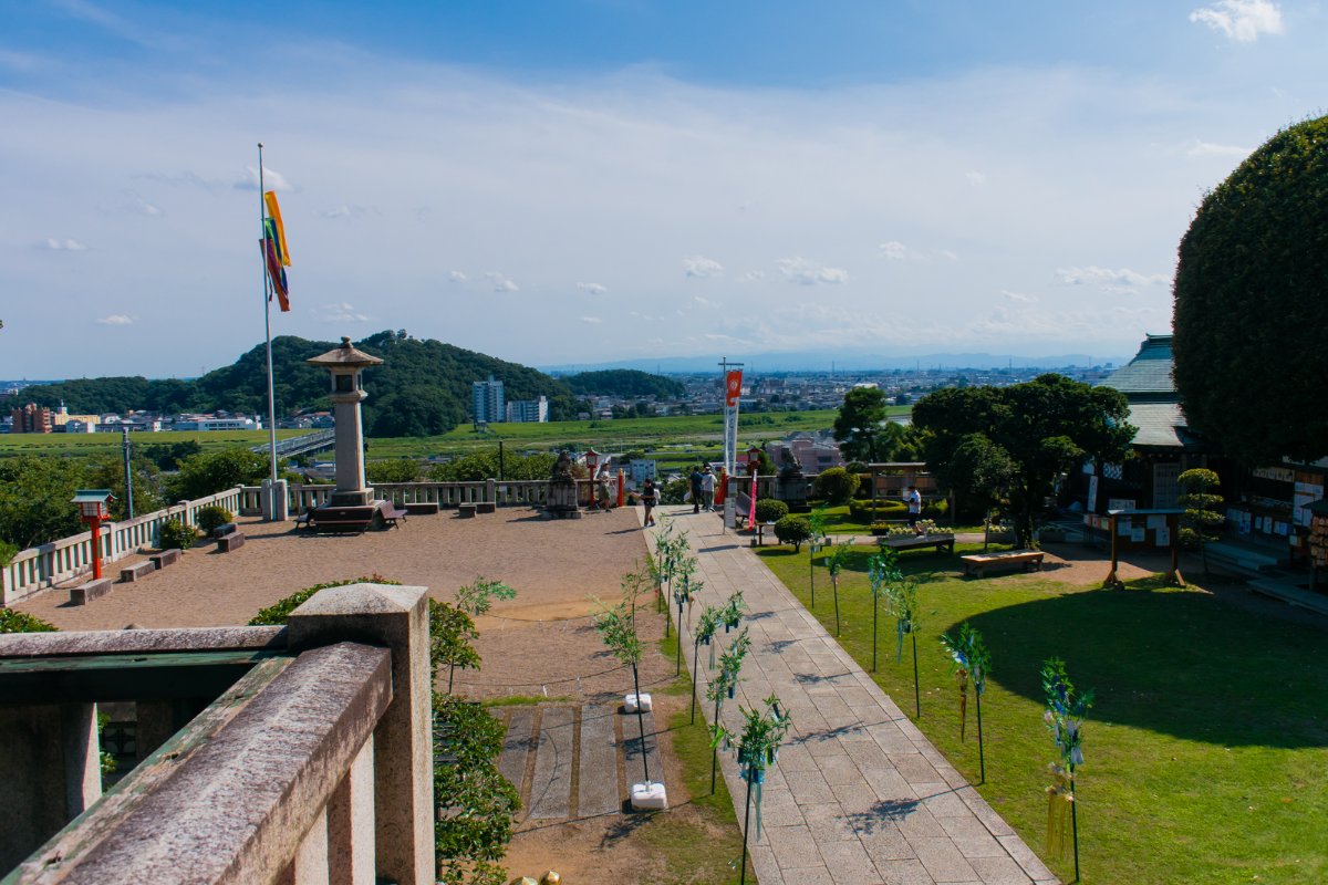 ลานหน้าศาลเจ้ากับวิวที่ราบคันโต