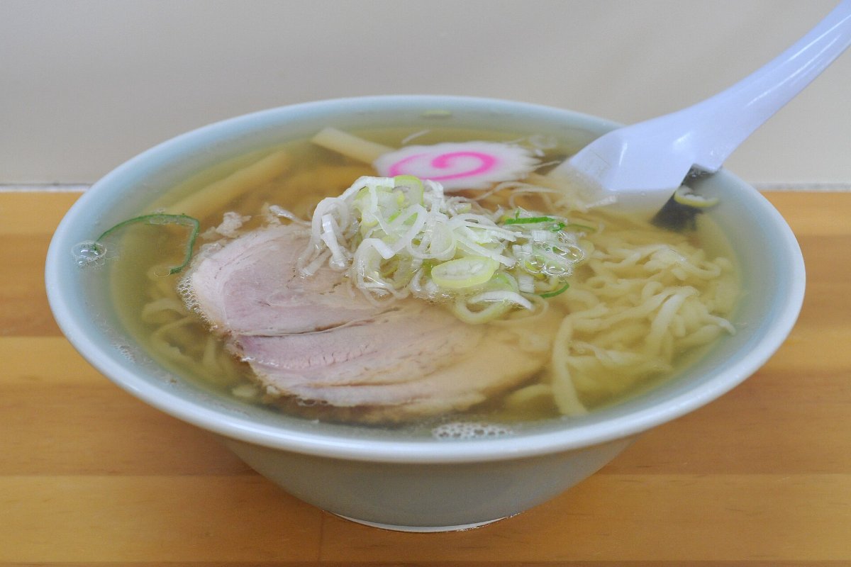 ชามราเม็งซุปโชยุใสกับเส้นหยิกที่นวดด้วยไม้ไผ่ ร้านราเม็งในเมืองซาโนะ โทจิงิ