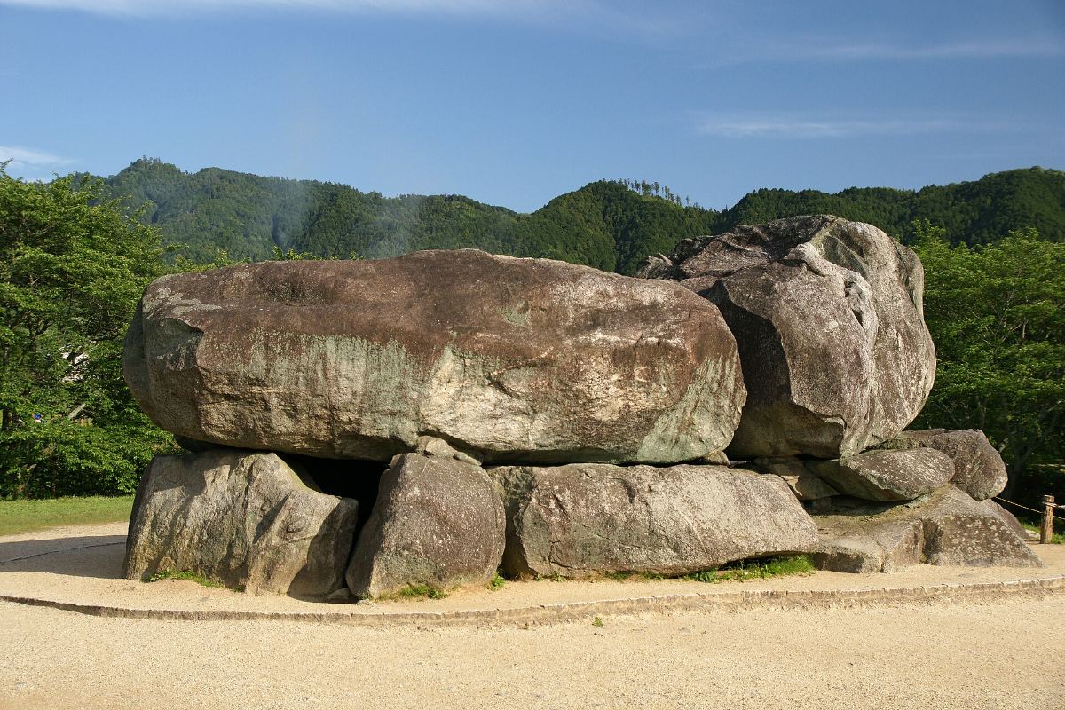 หินยักษ์ที่ประกอบเป็นห้องหินของสุสานอิชิบุไต