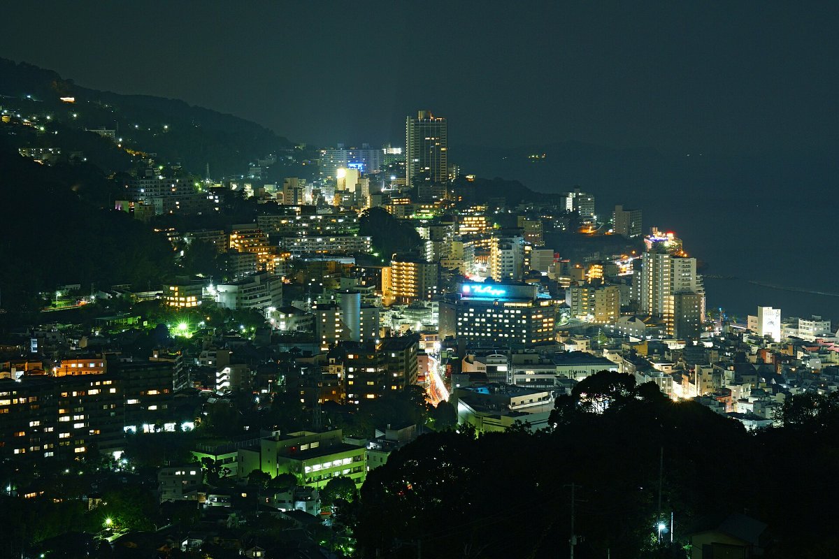 แสงไฟเมืองอาตามิริมอ่าว