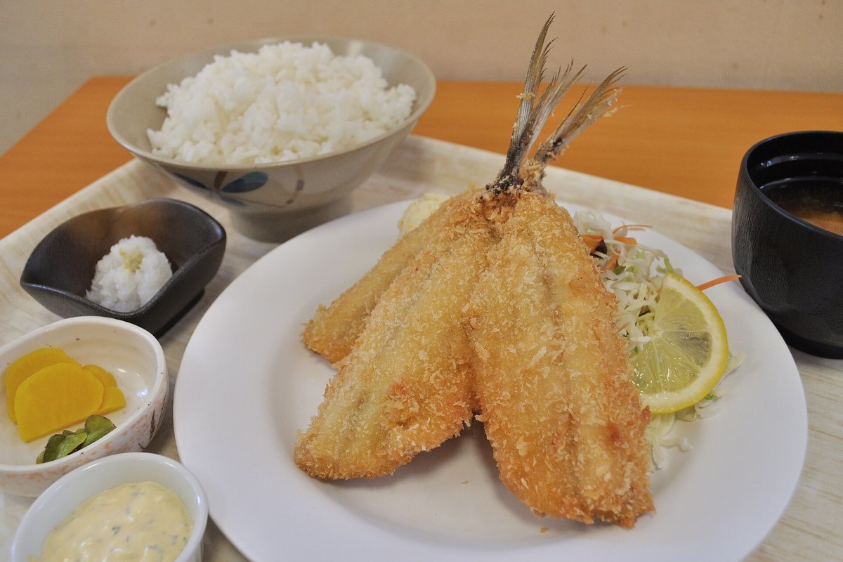 ปลาอาจิทอดกรอบชิ้นใหญ่ เสิร์ฟกับกะหล่ำปลีฝอย ร้านแถบคานายะ