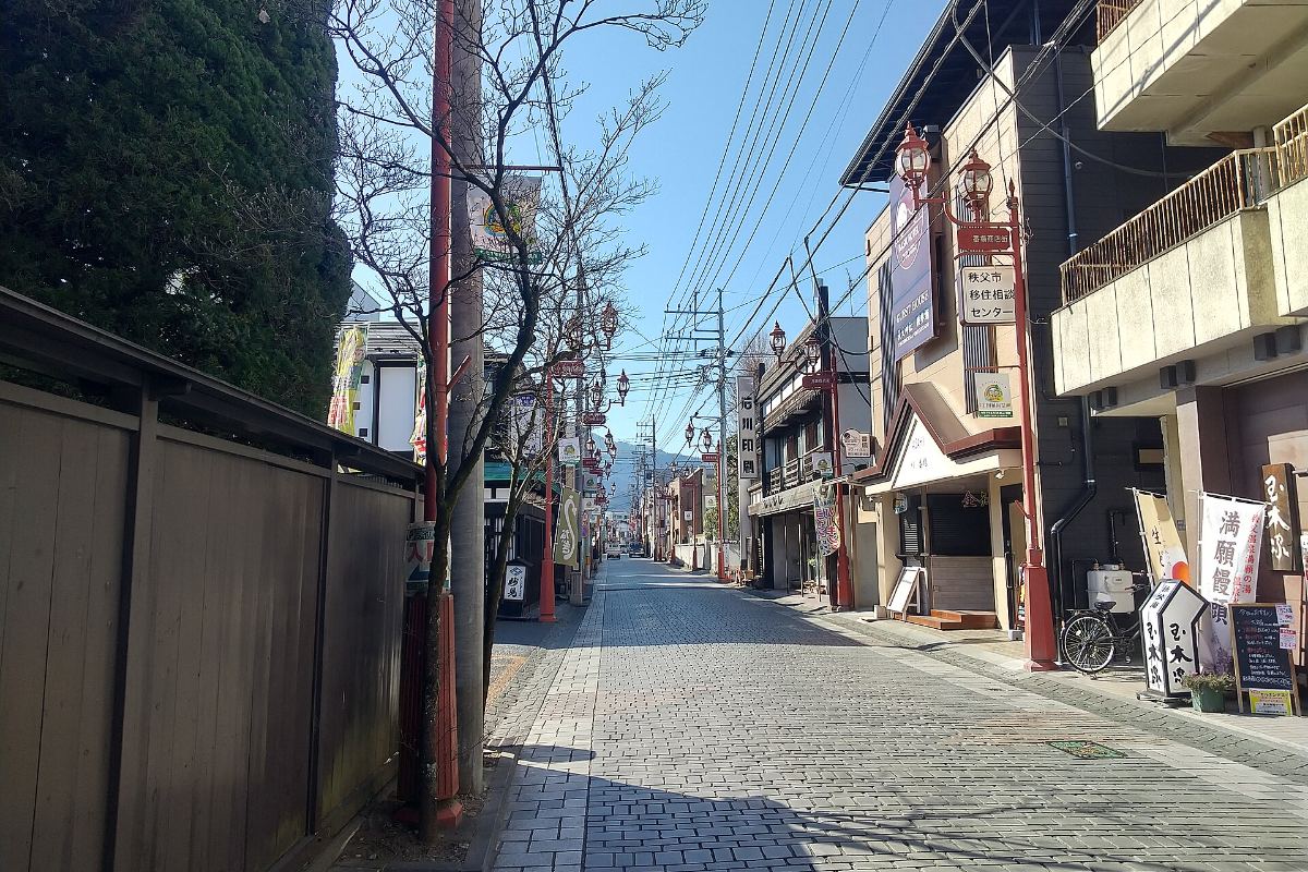 ถนนย่านเก่ามีร้านอาหารอาคารแบบตะวันตกยุคโชวะตอนต้น ป้ายร้านเก่า ถนนบัมบะ เมืองชิจิบุ