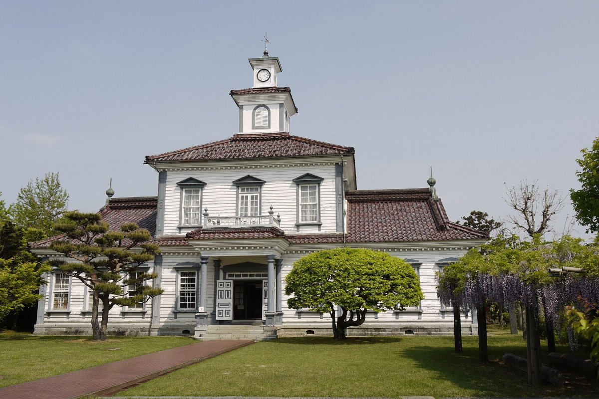 อาคารสไตล์ตะวันตกสีขาวในพิพิธภัณฑ์จิโด