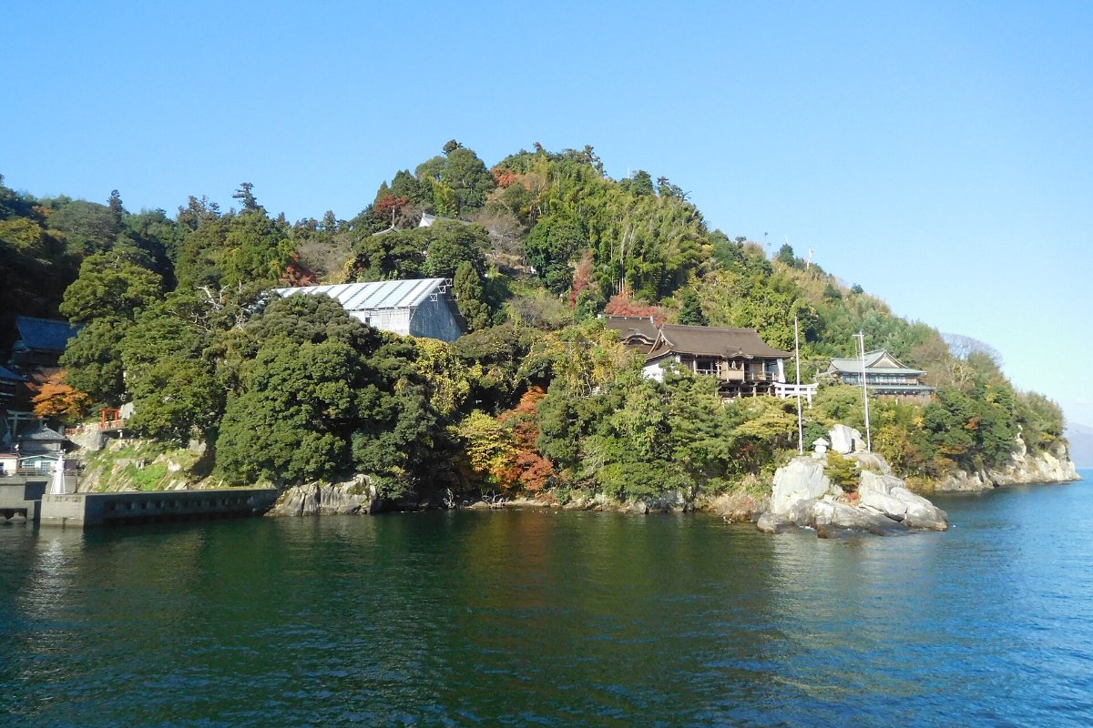 เกาะชิคุบุชิมะกลางทะเลสาบบิวะมองจากเรือ