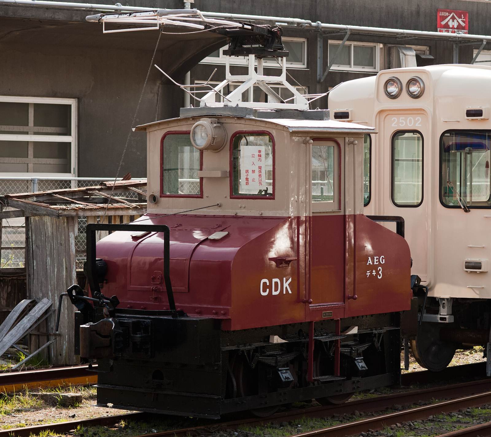 รถไฟเก่าจอดในโรงเก็บของโจชิเด็นเท็ตสึ
