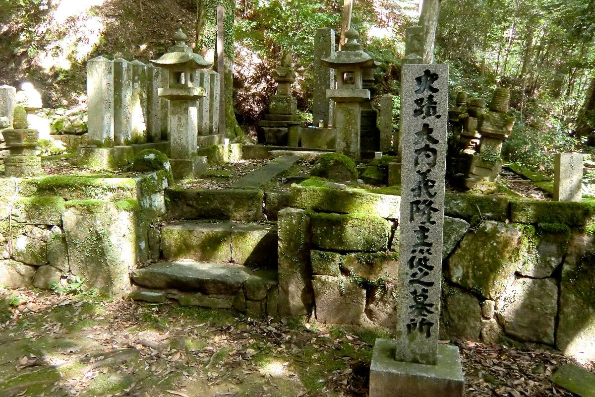 สุสานโออุจิ โยชิทากะ บนเนินเขาในวัดไทเนจิ