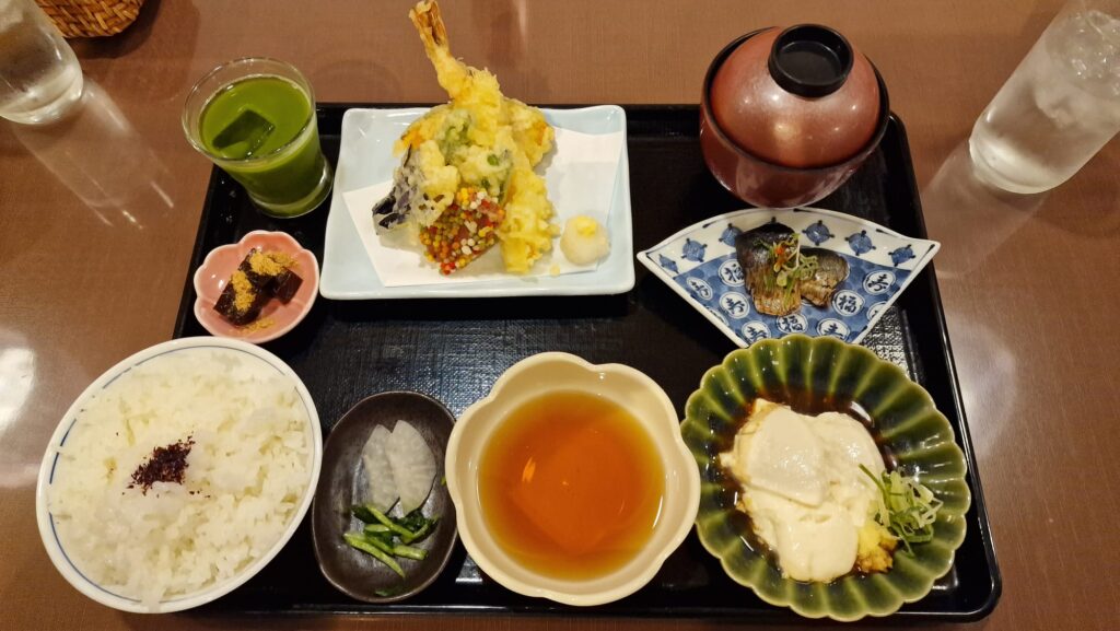 กินร้านอาหารญี่ปุ่นอย่างสบายใจ: เรื่องจองโต๊ะ โอโตชิ ตะเกียบ และการจ่ายเงิน