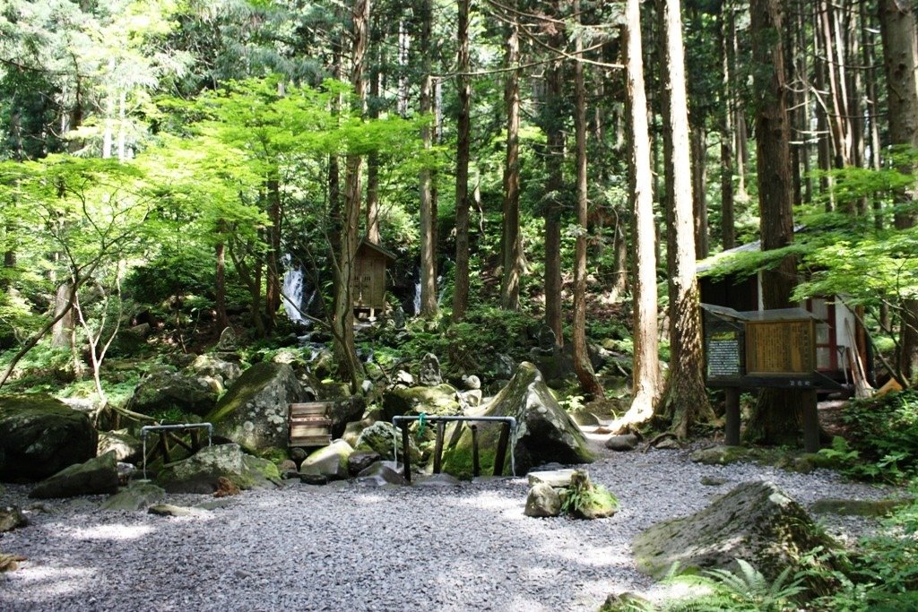 ลานหินและทางเดินกลางป่าซีดาร์หน้าศาลของน้ำตกโดบาระ
