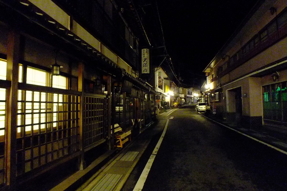 ถนนย่านออนเซ็นโดโรกาวะยามค่ำ