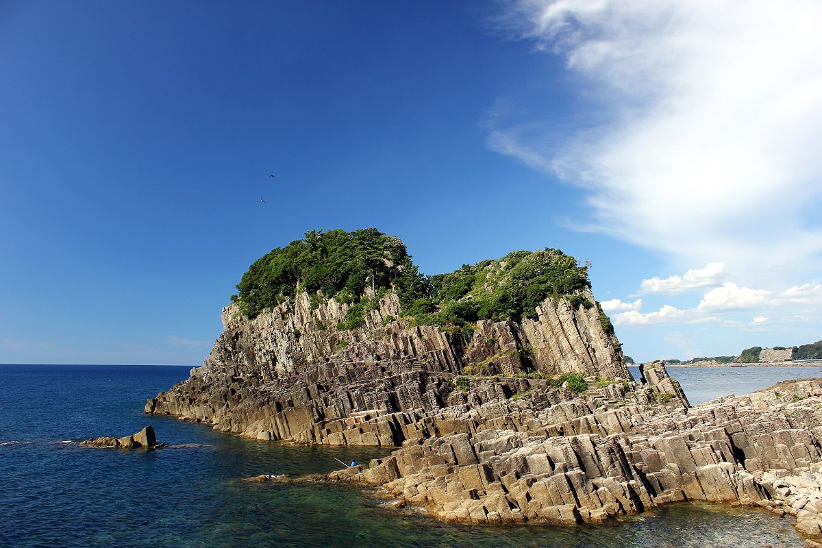 เกาะหินโฮโคจิมะริมชายฝั่งเอจิเซ็น