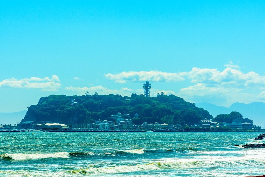 เกาะเอโนชิมะกับหอซีแคนเดิลเมื่อมองจากชายหาด