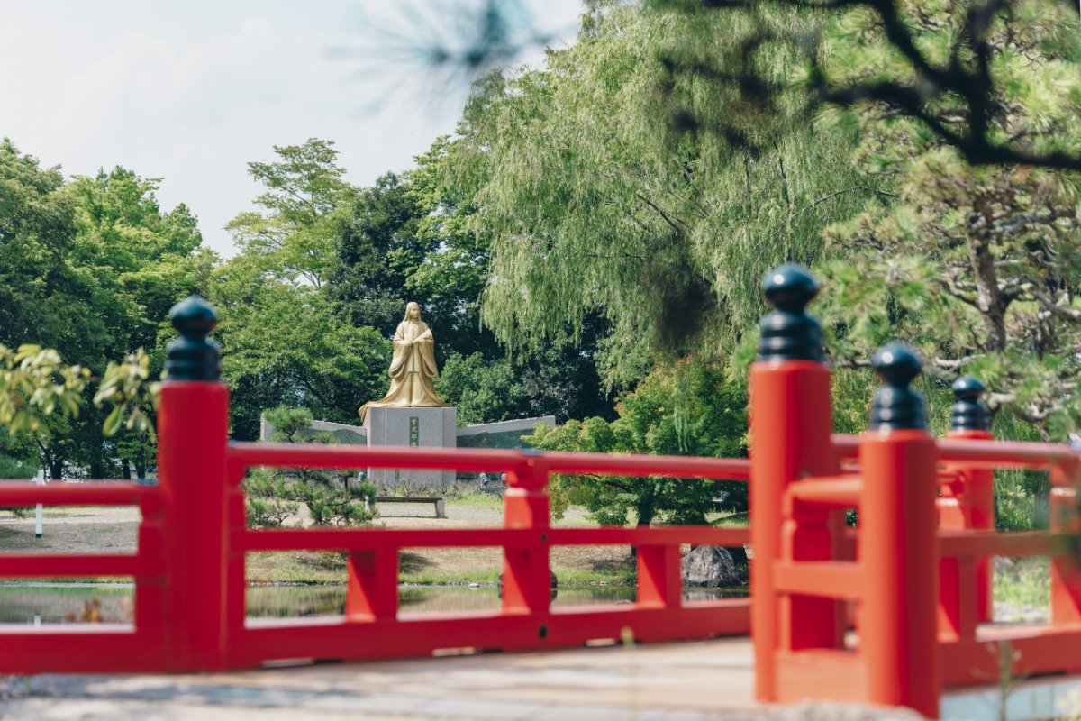สวนมุราซากิชิกิบุกับสะพานสีแดง เมืองเอจิเซ็น