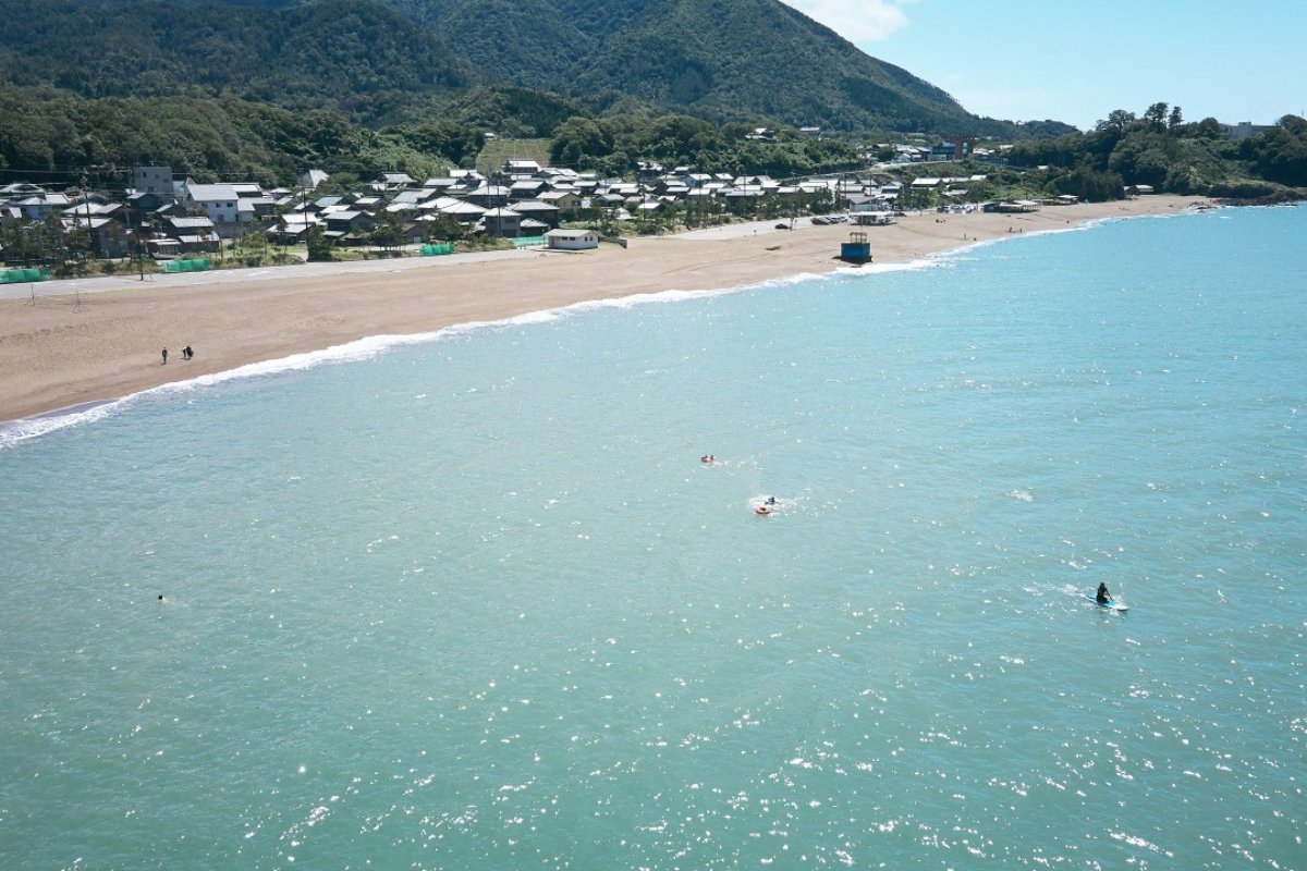 ชายหาดทาคาสุบนชายฝั่งเอจิเซ็น เมืองฟุกุอิ