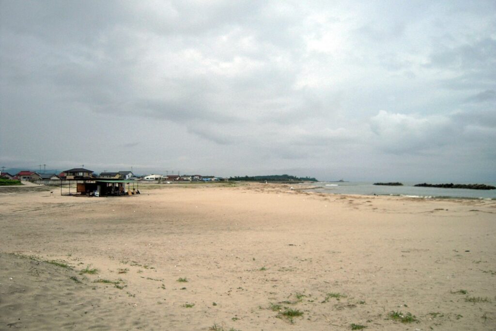 ชายหาดทรายและทะเลที่หาดสึรุชิฮามะ เมืองชินจิ จังหวัดฟุกุชิมะ ในฤดูร้อน