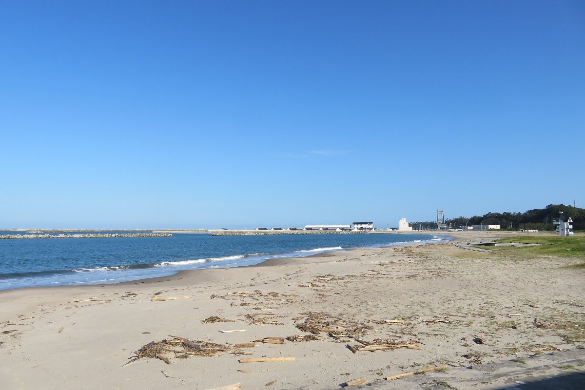 ชายหาดทรายและทะเลที่หาดฮาระกามะโอฮามะ เมืองโซมะ จังหวัดฟุกุชิมะ มีผู้คนเล่นน้ำ