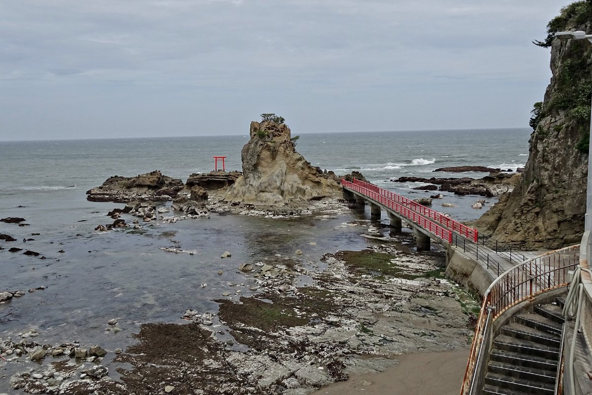 หาดกรวดและโทริอิกลางทะเลที่ฮิซาโนะฮามะ เมืองอิวากิ จังหวัดฟุกุชิมะ