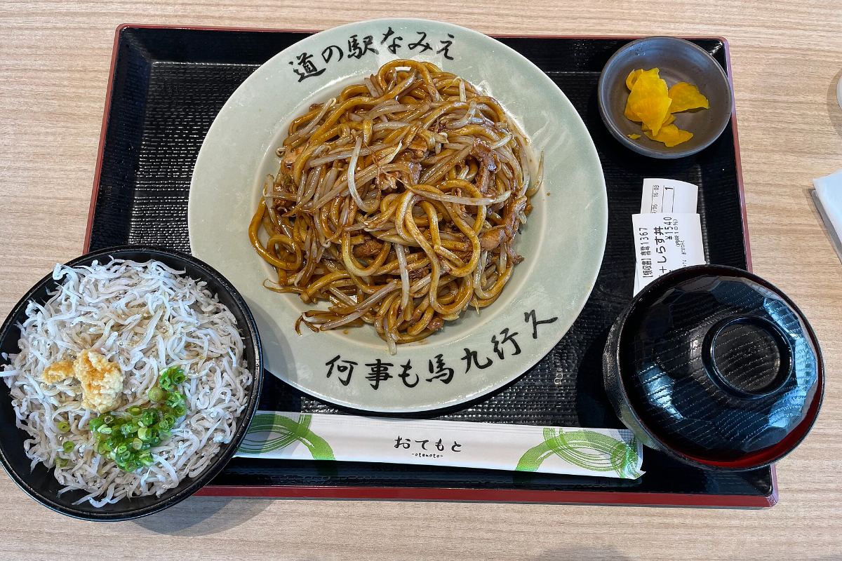 ยากิโซบะนามิเอะ เส้นผัดกับหมูและผัก เสิร์ฟบนจาน อาหารใจของเมืองนามิเอะ จังหวัดฟุกุชิมะ