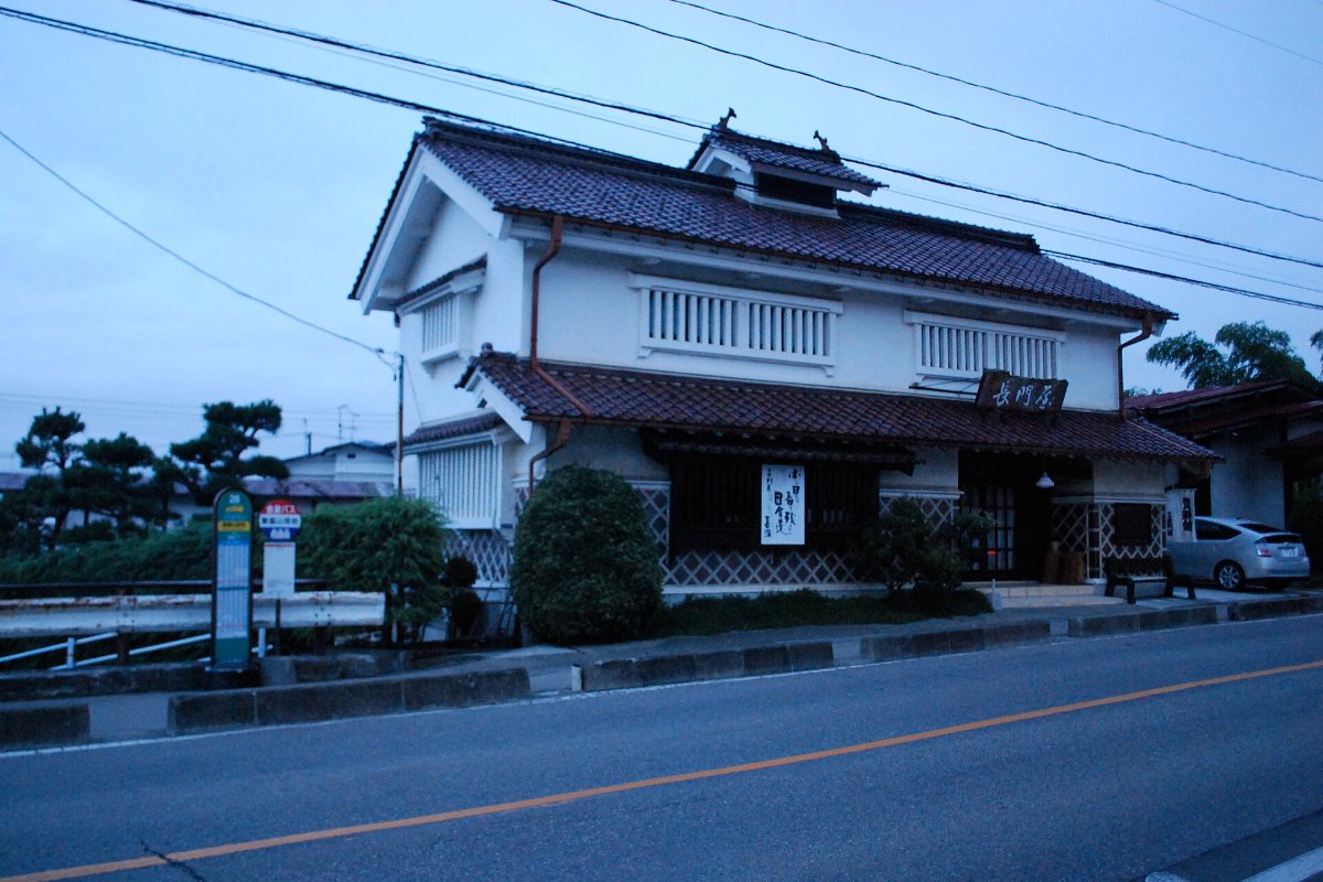 ขนมวากาชิของร้านนากาโตยะ วางในกล่องที่ย่านนานูคามาจิ เมืองไอซุวากามัตสึ