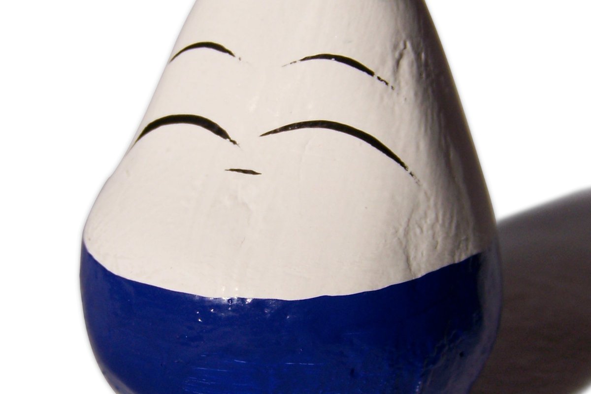 ตุ๊กตาล้มลุกโอกิอาการิโคโบชิสีแดงขนาดเล็กหลายตัว งานฝีมือพื้นเมืองของไอซุ จังหวัดฟุกุชิมะ