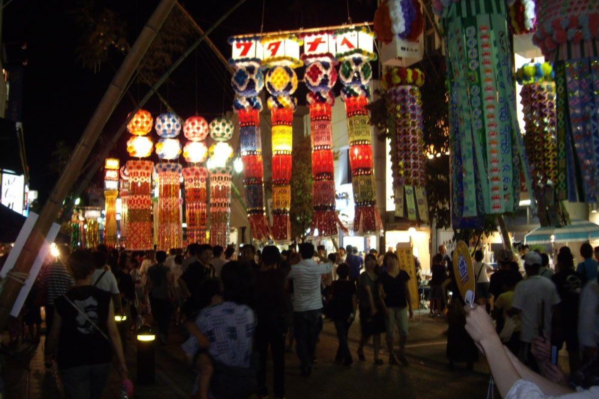 ผู้คนแต่งกายยูกาตะเต้นรำเป็นกลุ่มบนถนนหน้าสถานีอิวากิ ในงานอิวากิโอโดริ