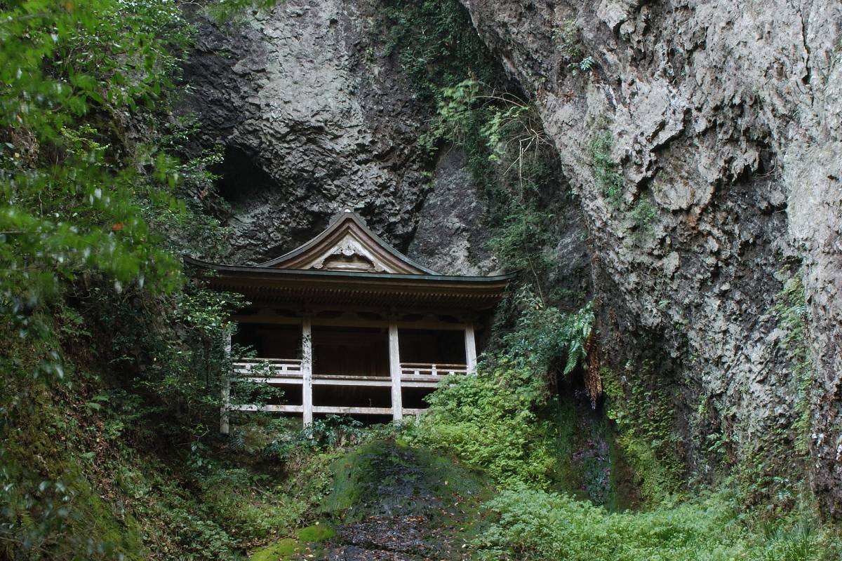 น้ำตกฟุโรและหอซาโอโดในผาหิน วัดกะกุเอ็นจิ