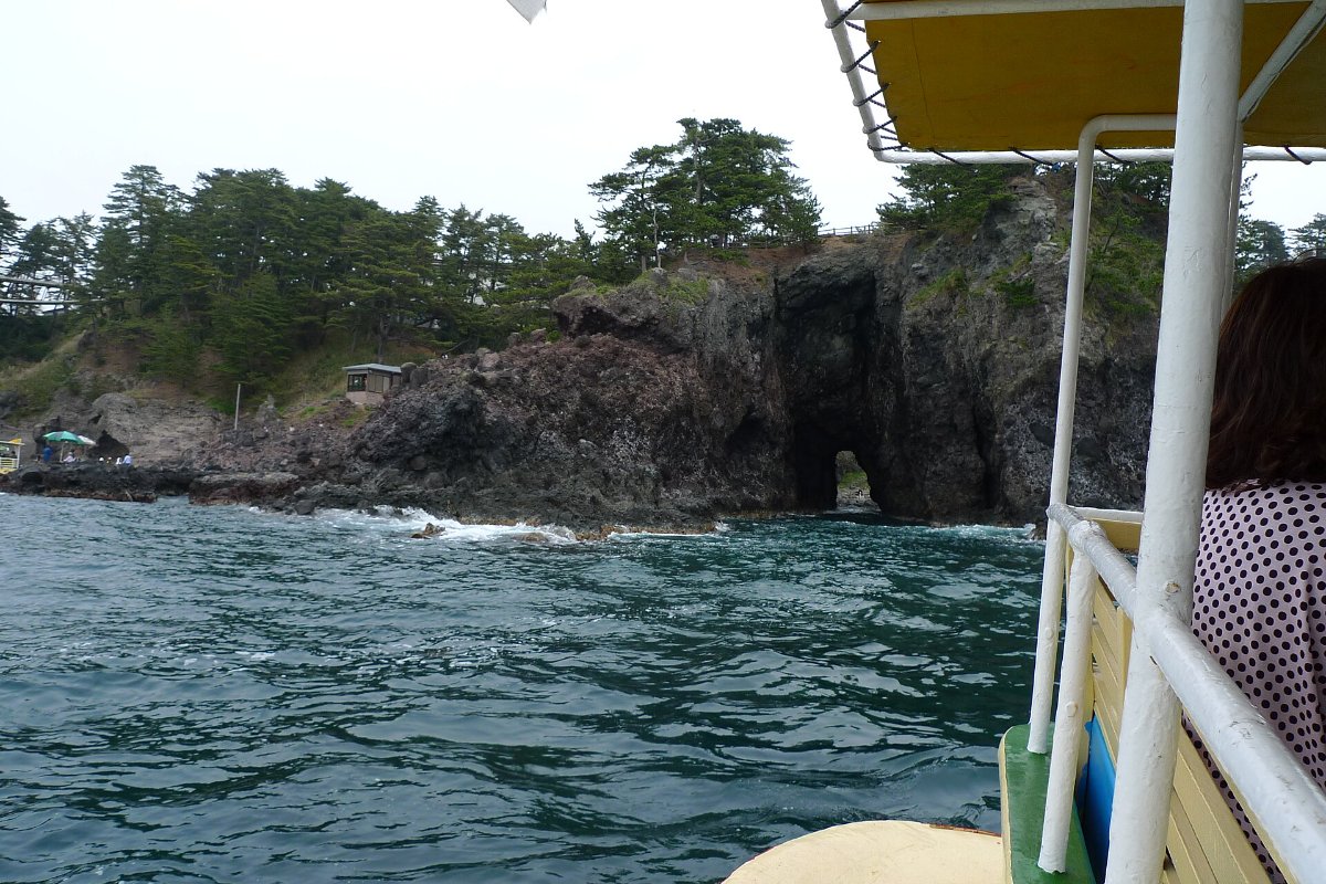วิวชายฝั่งหินจากเรือชมวิวโนโตะคงโง