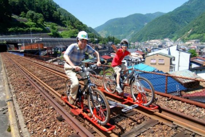 นักท่องเที่ยวปั่นเรลเมาน์เทนไบก์บนรางรถไฟเก่าในคามิโอกะ