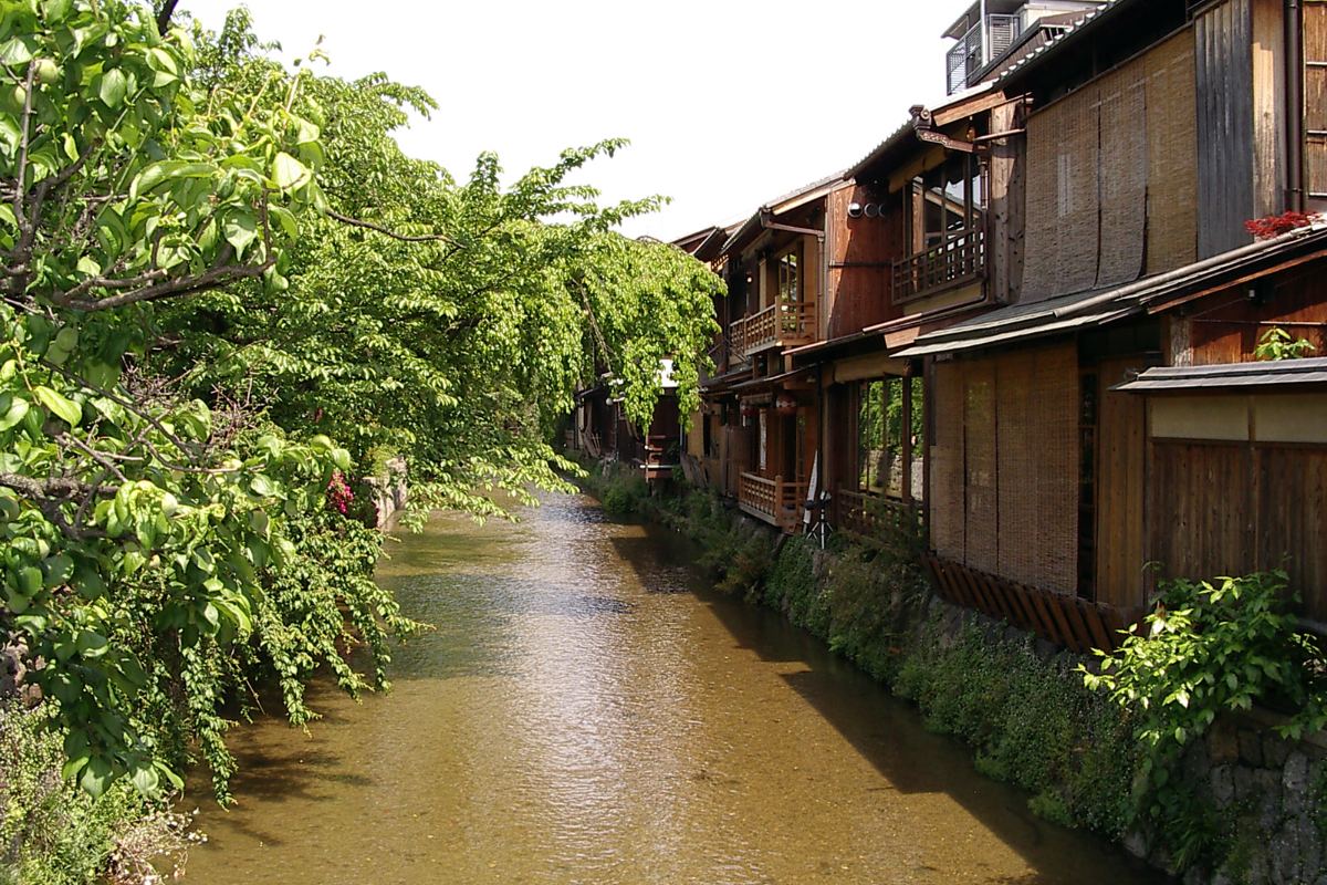 คลองชิราคาวะและบ้านไม้ในย่านกิออน