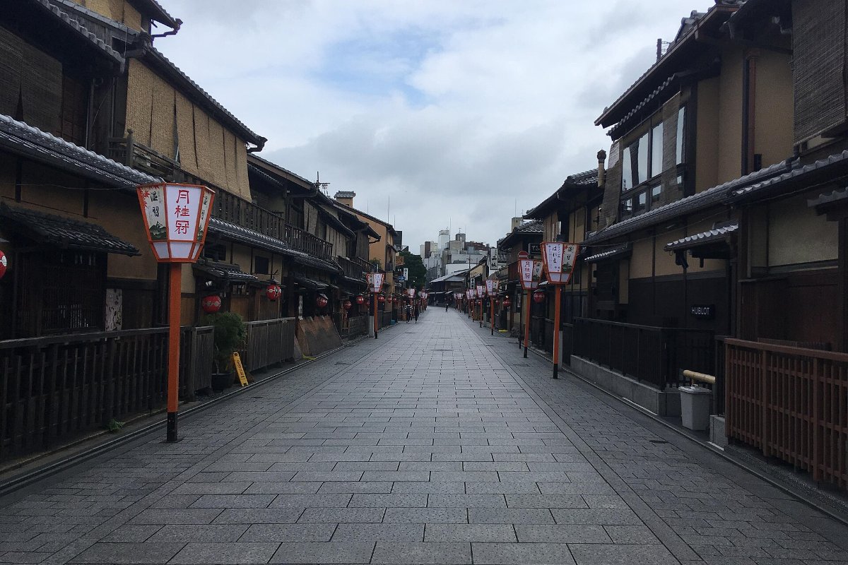 ถนนฮานามิโคจิปูหินในย่านกิออน