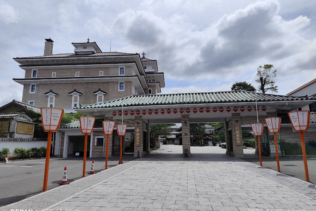 ด้านหน้าโรงละครคาบุเรนโจประดับโคม