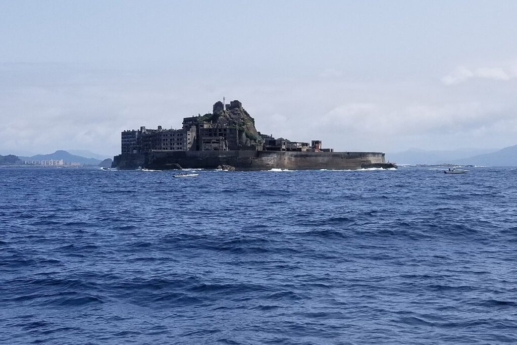 เกาะกุงกันจิมะ (ฮาชิมะ) มองจากทะเล รูปร่างคล้ายเรือรบ