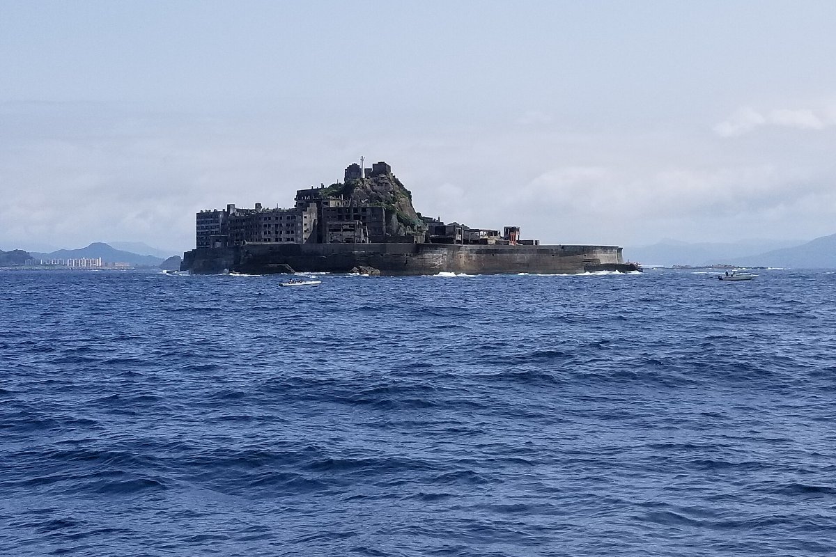 เกาะกุงกันจิมะ (ฮาชิมะ) มองจากทะเล รูปร่างคล้ายเรือรบ