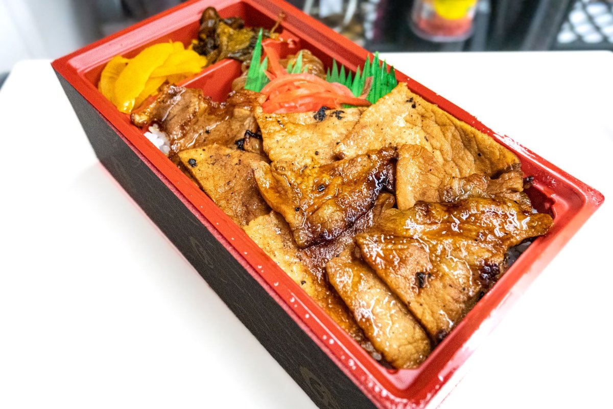 ข้าวโปะไก่หั่นบางทาซอสวางเต็มกล่อง โทริเมชิของร้านโทริเฮ จังหวัดกุมมะ