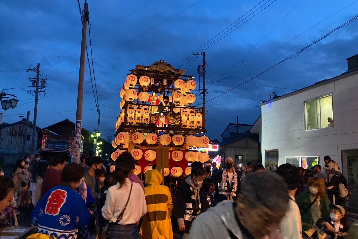 รถแห่ประดับสวยงามเคลื่อนไปตามถนนในงานฤดูร้อนโอนิชิ เมืองฟูจิโอกะ จังหวัดกุมมะ