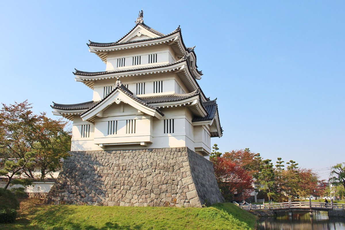 หอปราสาทโอชิสามชั้นบนฐานหิน เมืองเกียวดะ